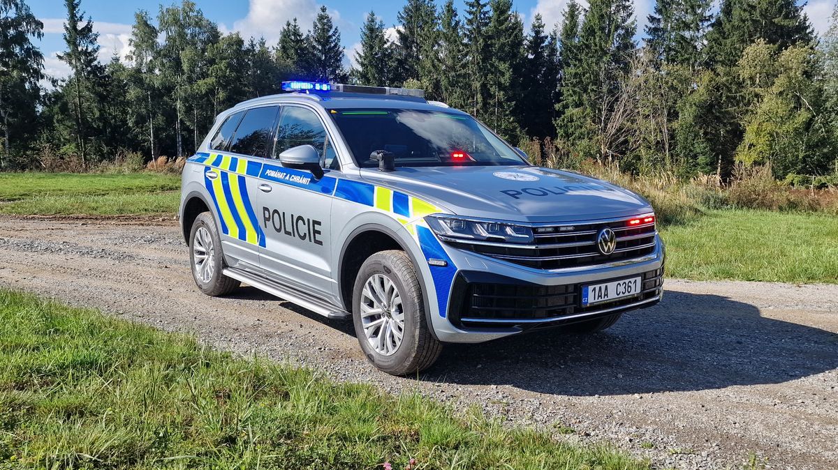 Česká policie představila asi to nejlepší auto ve flotile. Nabušený speciál má zelený maják, drony i plyšového medvídka